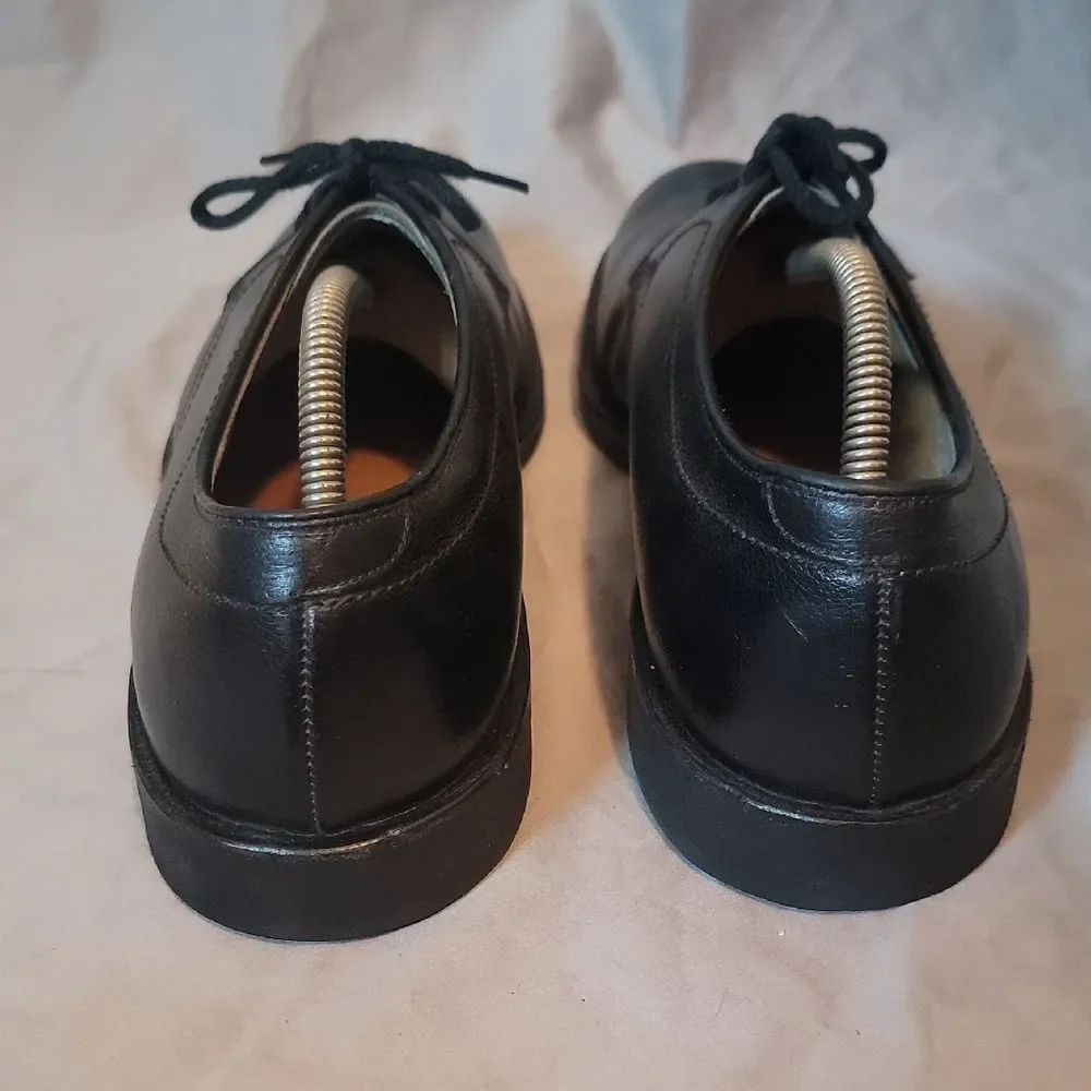 Classic Black Leather Oxfords with Timeless Elegance